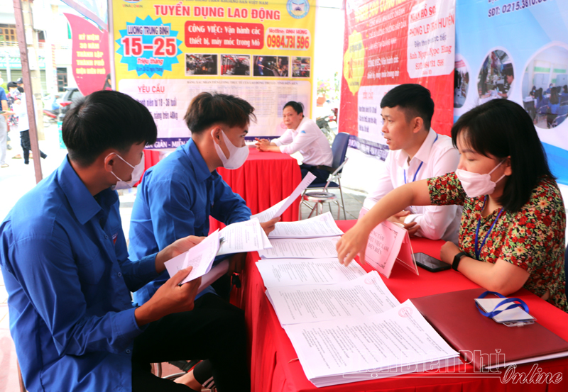 Hơn 600 người tham gia Hội chợ việc làm TP. Điện Biên Phủ