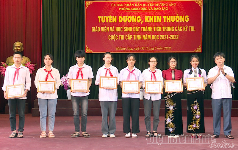 Mường Ảng khen thưởng giáo viên, học sinh đạt thành tích các cuộc thi cấp tỉnh