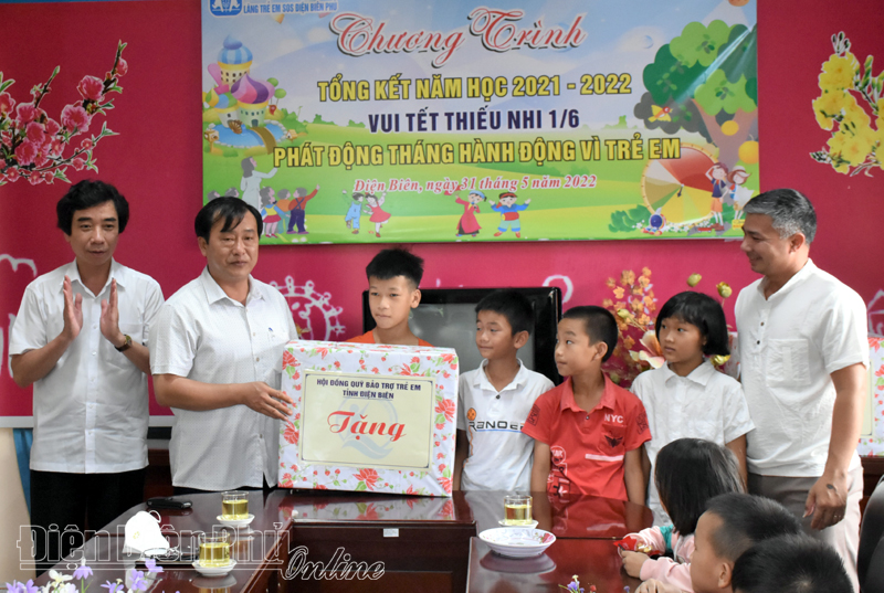 Phó Chủ tịch UBND tỉnh Vừ A Bằng tặng quà trẻ em có hoàn cảnh khó khăn
