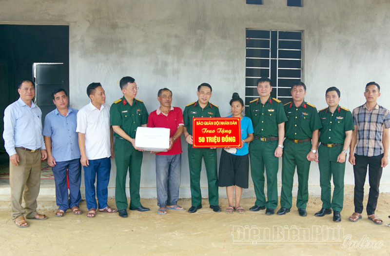 Báo Quân đội nhân dân trao nhà tình nghĩa cho hộ nghèo tỉnh Điện Biên