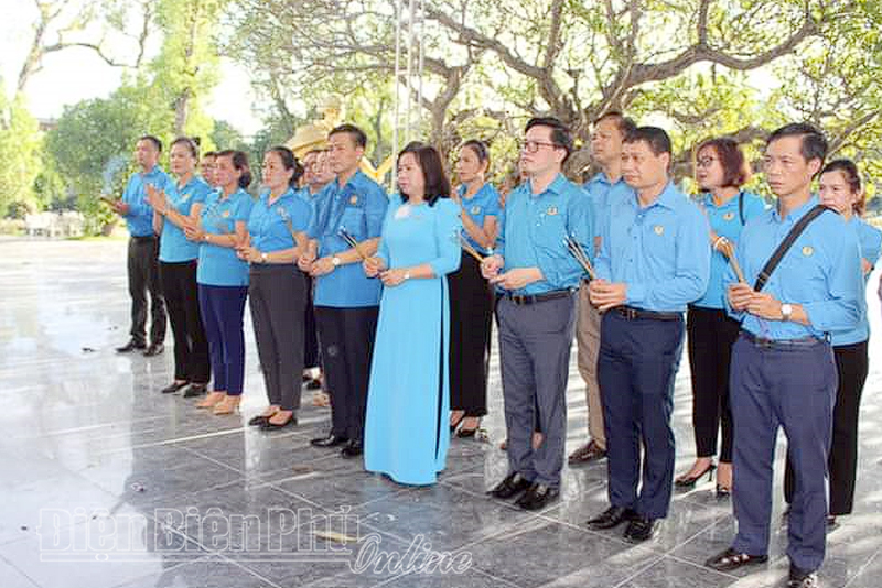 Đoàn công tác Tổng LĐLĐ Việt Nam dâng hương tưởng niệm các anh hùng liệt sĩ tại Điện Biên