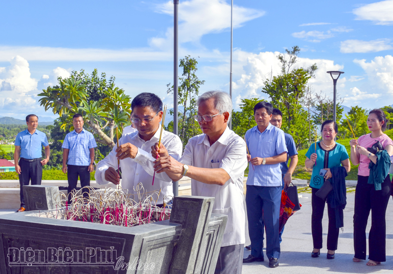 Đoàn công tác Hội đồng Lý luận Trung ương dâng hương tưởng niệm các liệt sĩ Điện Biên 