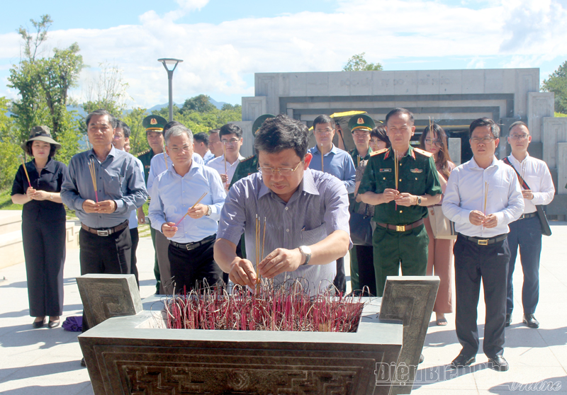 Đoàn công tác Ủy ban Đối ngoại Quốc hội dâng hương tưởng niệm liệt sĩ tại Điện Biên