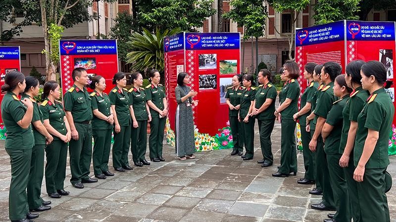 Triển lãm ảnh “Sắc son tình nghĩa Việt-Lào” tại Sơn La