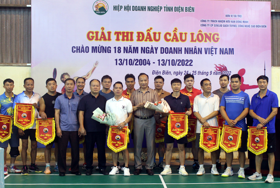 11 đội tham gia Giải cầu lông chào mừng Ngày Doanh nhân  Việt Nam