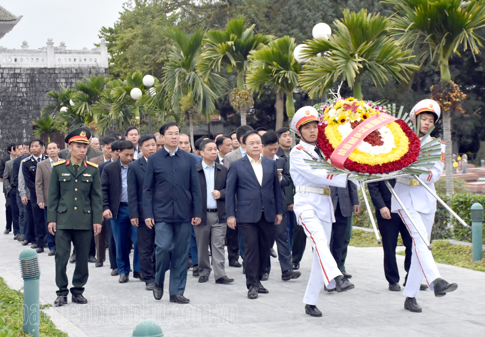 Lãnh đạo tỉnh dâng hương tưởng niệm các anh hùng liệt sĩ