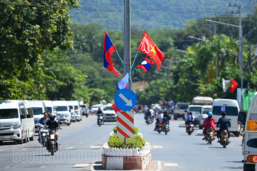 Rộn ràng trước giờ khai hội tại Luông Pha Bang (Lào)