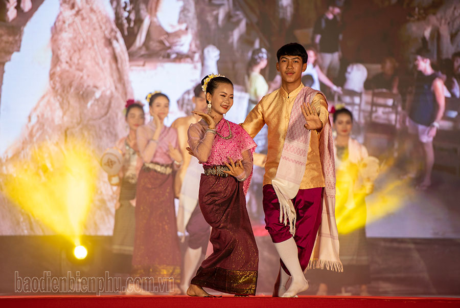 Đặc sắc Chương trình Giao lưu nghệ thuật vùng Tây Bắc và TP. Hồ Chí Minh tại Luông Pha Bang