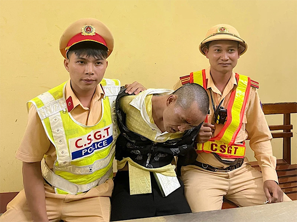 Cảnh sát giao thông Điện Biên bắt giữ đối tượng mang 2 bánh nghi heroin trên xe khách