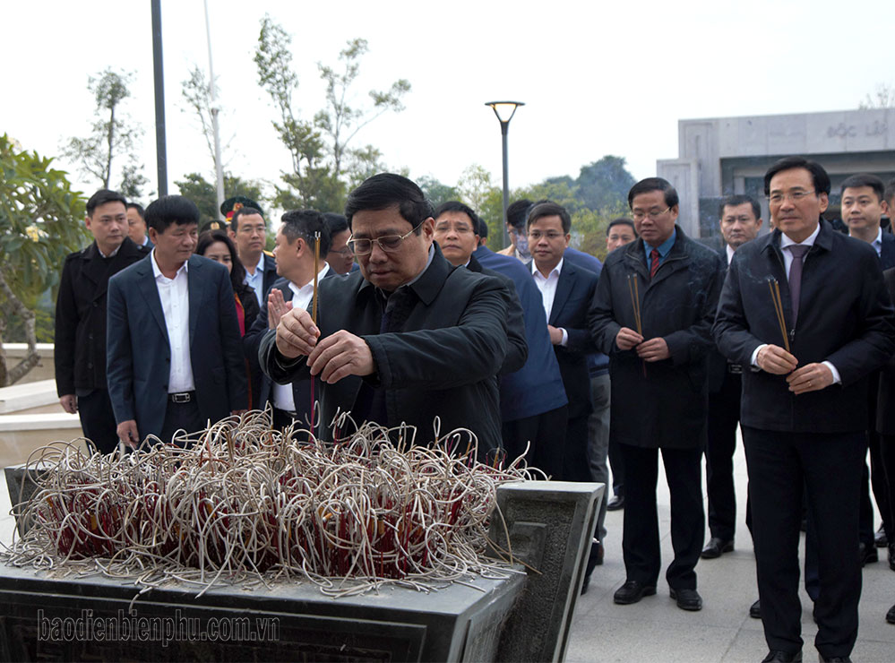 Thủ tướng Chính phủ dâng hương tưởng niệm Anh hùng liệt sĩ Điện Biên