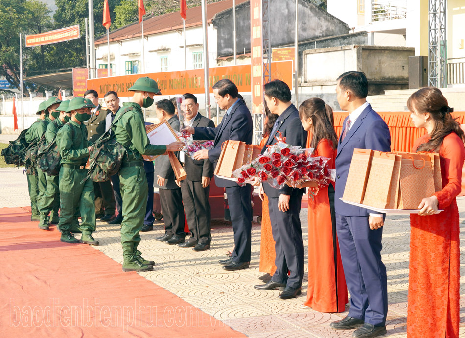 119 tân binh huyện Tủa Chùa lên đường nhập ngũ