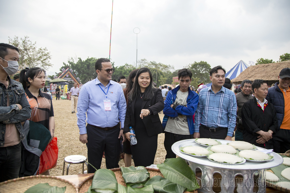 Đại sứ nước Cộng hòa Đô-mi-ni-ca-na tại Việt Nam trải nghiệm các môn thể thao tại Không gian văn hóa vùng cao