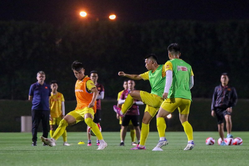 U23 Việt Nam nỗ lực làm quen với khung giờ thi đấu đêm muộn