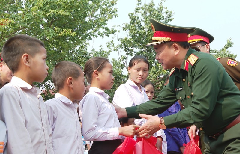 Bộ Quốc phòng Việt Nam tặng quà nhân dân biên giới nước bạn Lào