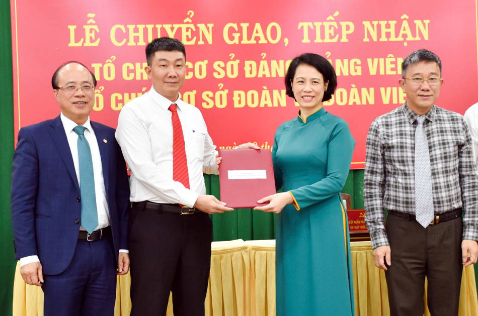 Chuyển giao tổ chức cơ sở đảng đến Đảng bộ Ngân hàng TMCP Đầu tư và Phát triển Việt Nam