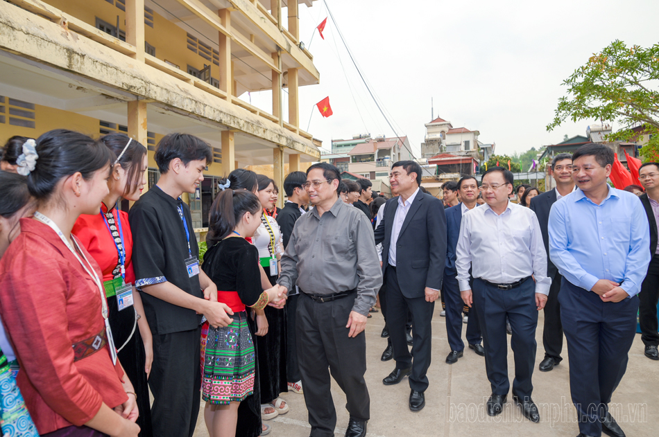 Thủ tướng Chính phủ Phạm Minh Chính tặng quà học sinh dân tộc thiểu số, trẻ em hoàn cảnh khó khăn tỉnh Điện Biên