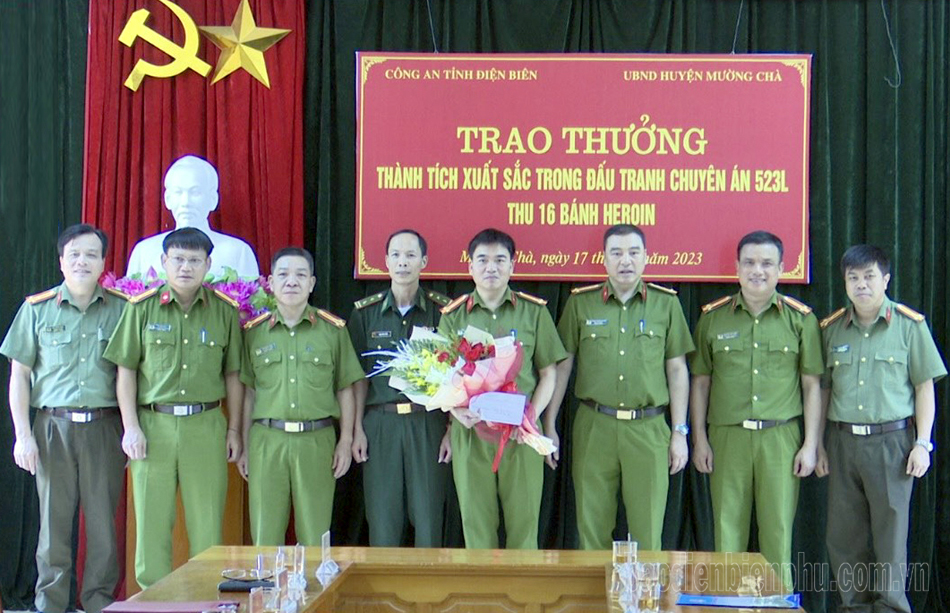 Khen thưởng Công an huyện Mường Chà phá chuyên án ma túy