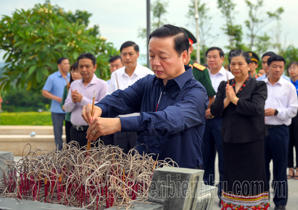 Phó Thủ tướng Chính phủ Trần Hồng Hà viếng Đền thờ liệt sĩ tại Chiến trường Điện Biên Phủ