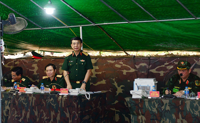 Đại tướng Phan Văn Giang kiểm tra diễn tập của Trường Sĩ quan Lục quân 1