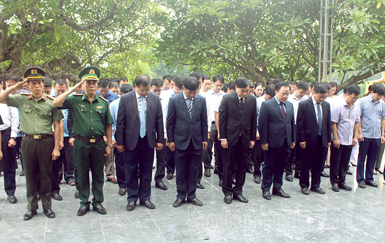 Bí thư Tỉnh ủy Trần Quốc Cường cùng lãnh đạo tỉnh dâng hương tưởng niệm các anh hùng liệt sĩ