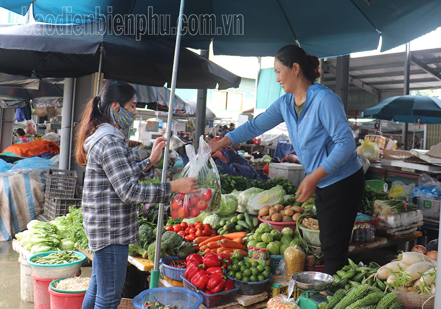 Mưa kéo dài, rau tăng giá