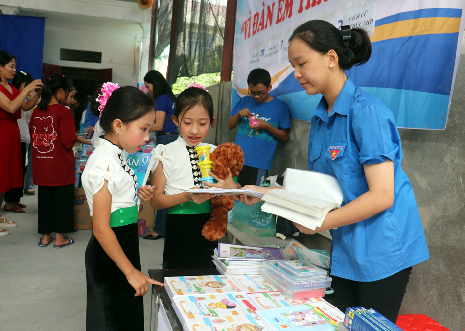 Tiếp động lực cho học sinh nghèo tới trường