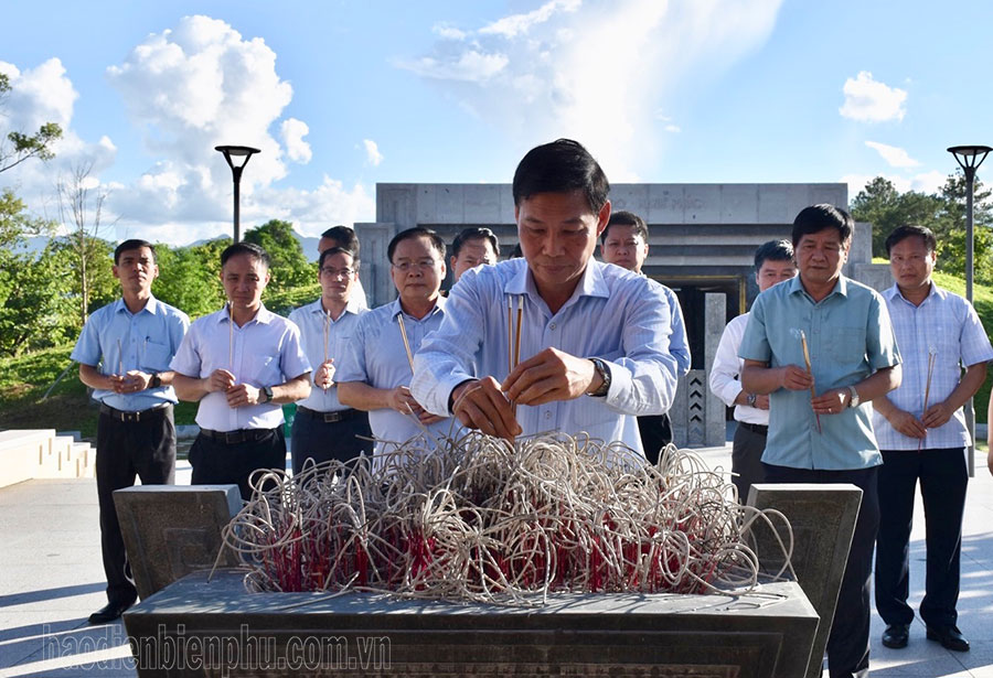 Phó Trưởng ban Dân vận Trung ương Đỗ Văn Phới cùng đoàn công tác dâng hương tưởng niệm anh hùng liệt sĩ tại Điện Biên