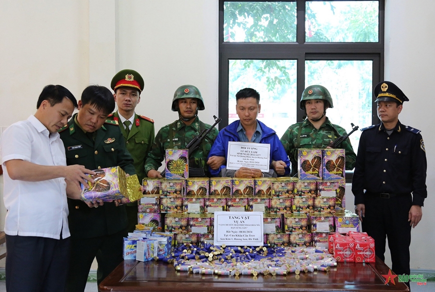 Bộ đội Biên phòng tỉnh Hà Tĩnh bắt vụ vận chuyển số lượng lớn đạn và pháo qua biên giới