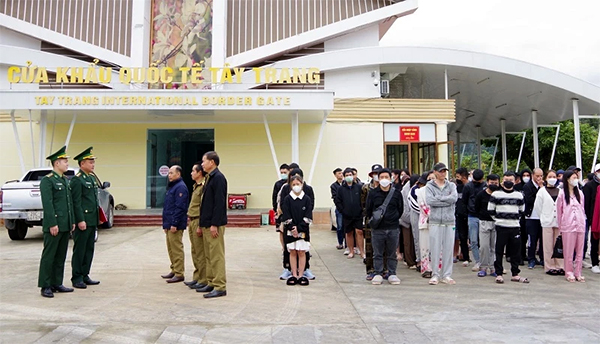 Điện Biên tiếp nhận 69 công dân do Lào trao trả qua Cửa khẩu quốc tế Tây Trang
