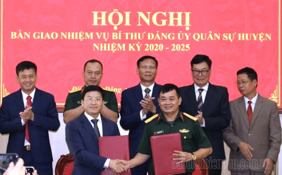 Bàn giao nhiệm vụ Bí thư Huyện ủy Điện Biên Đông nhiệm kỳ 2020-2025