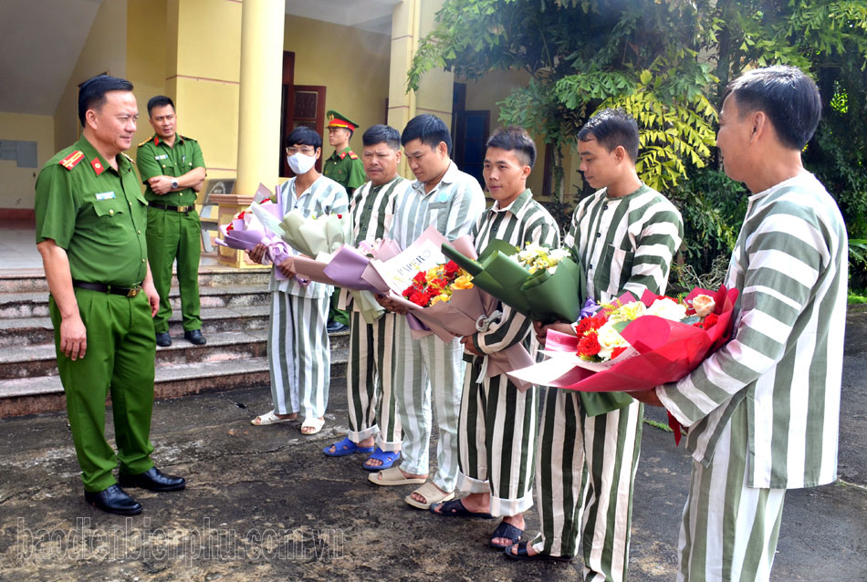 Niềm hạnh phúc ngày hoàn lương