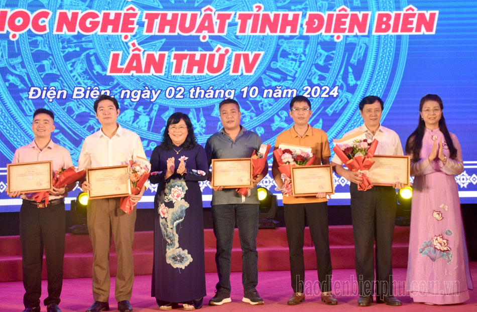 Trao tặng Giải thưởng Văn học nghệ thuật cho 32 tác giả có tác phẩm xuất sắc