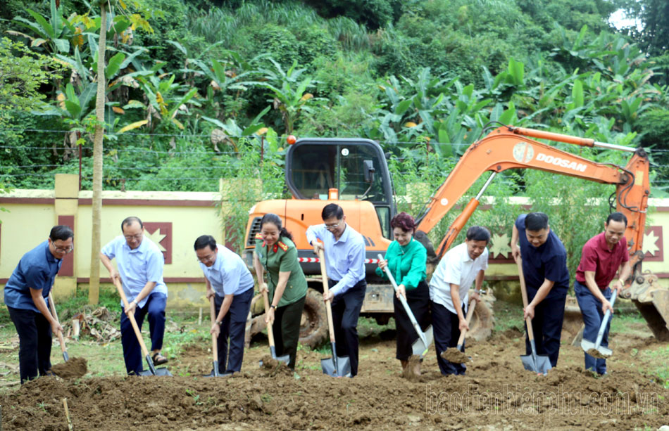 Khởi công xây dựng nhà ở cho học sinh nội trú Trường THCS Chiềng Đông