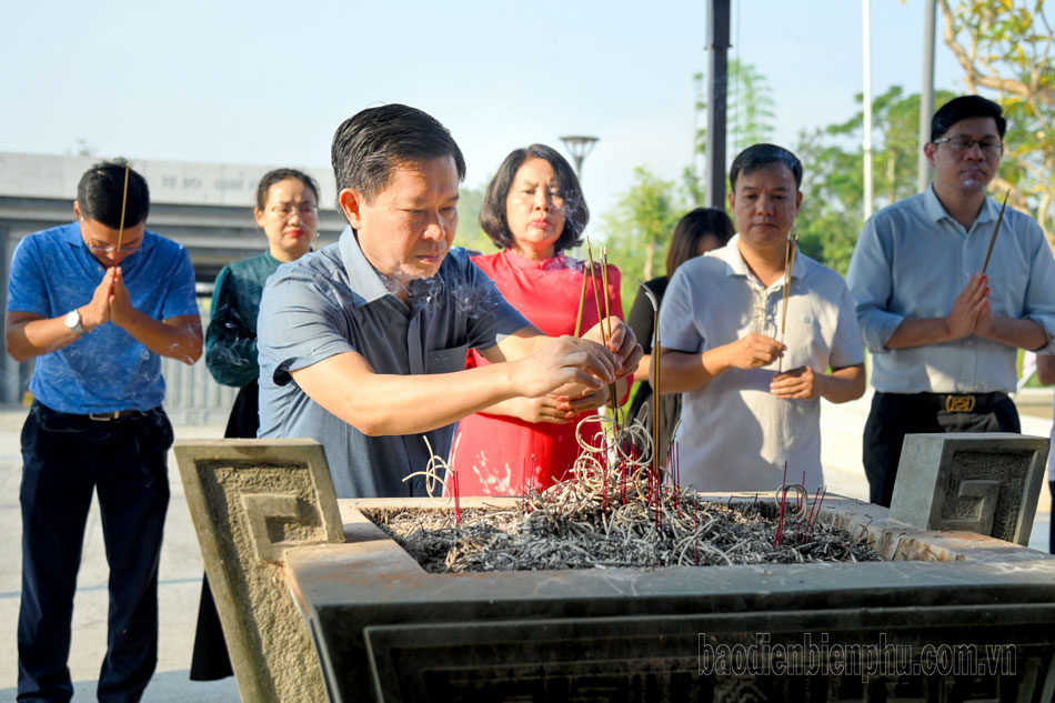 Đoàn kiểm tra của Ban Chỉ đạo 35 Trung ương dâng hương Đền thờ Liệt sĩ tại Chiến trường Điện Biên Phủ