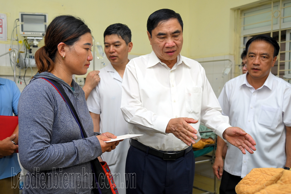 Bí thư Tỉnh ủy Trần Quốc Cường thăm nạn nhân vụ tai nạn xe khách đang điều trị tại Bệnh viện Đa khoa tỉnh