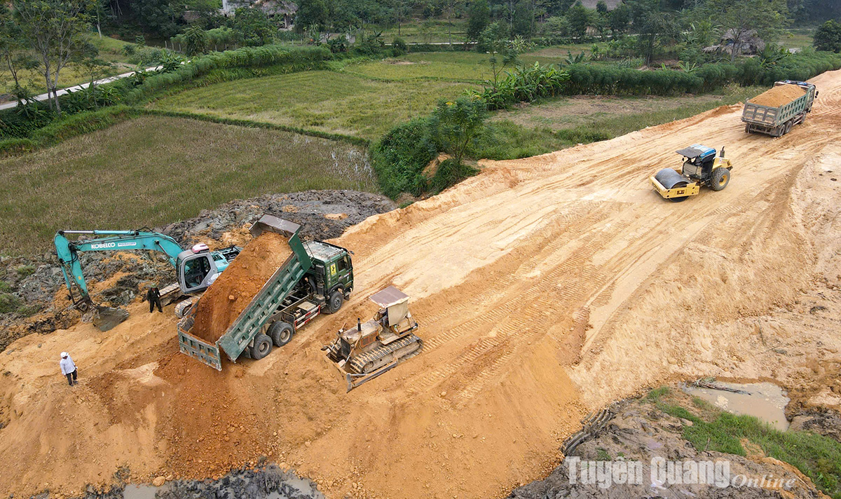 Đẩy nhanh tiến độ các công trình giao thông trọng điểm