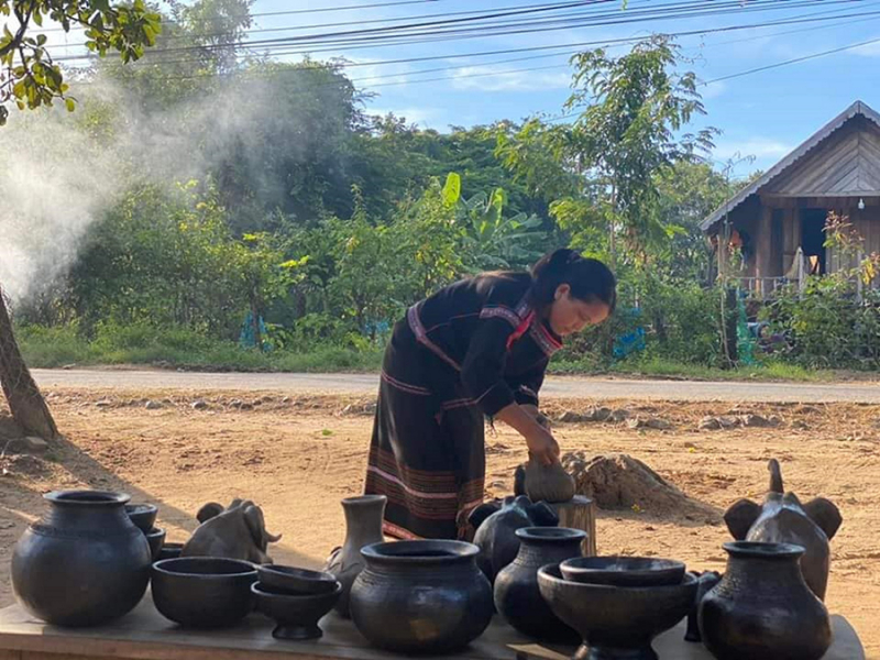 Gốm đen cổ khắc khoải hồi sinh