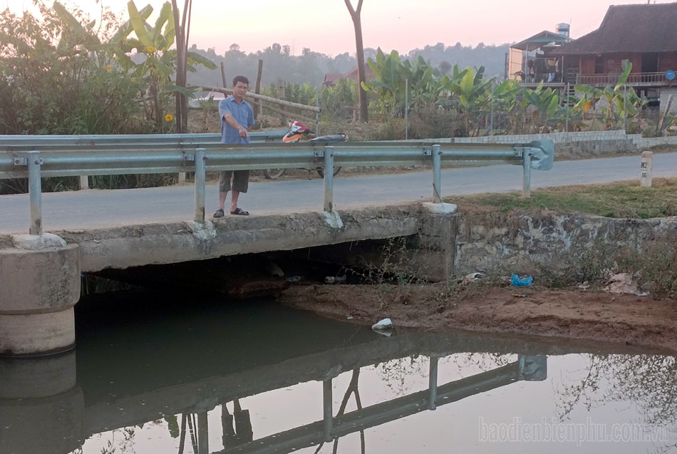 Dòng nước đen bên hồ Pá Khoang 