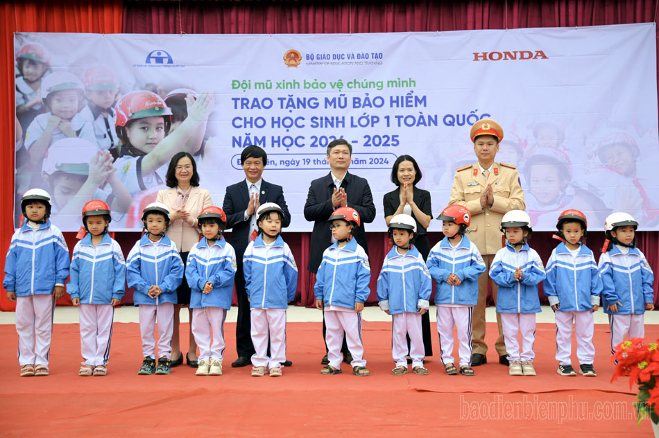 Trao tặng 14.000 mũ bảo hiểm cho học sinh Điện Biên 