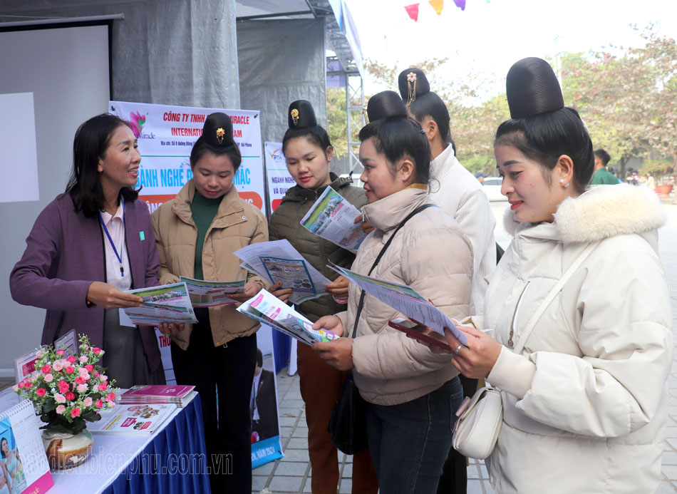 Hơn 1.000 người tham gia Ngày hội tư vấn việc làm, học nghề