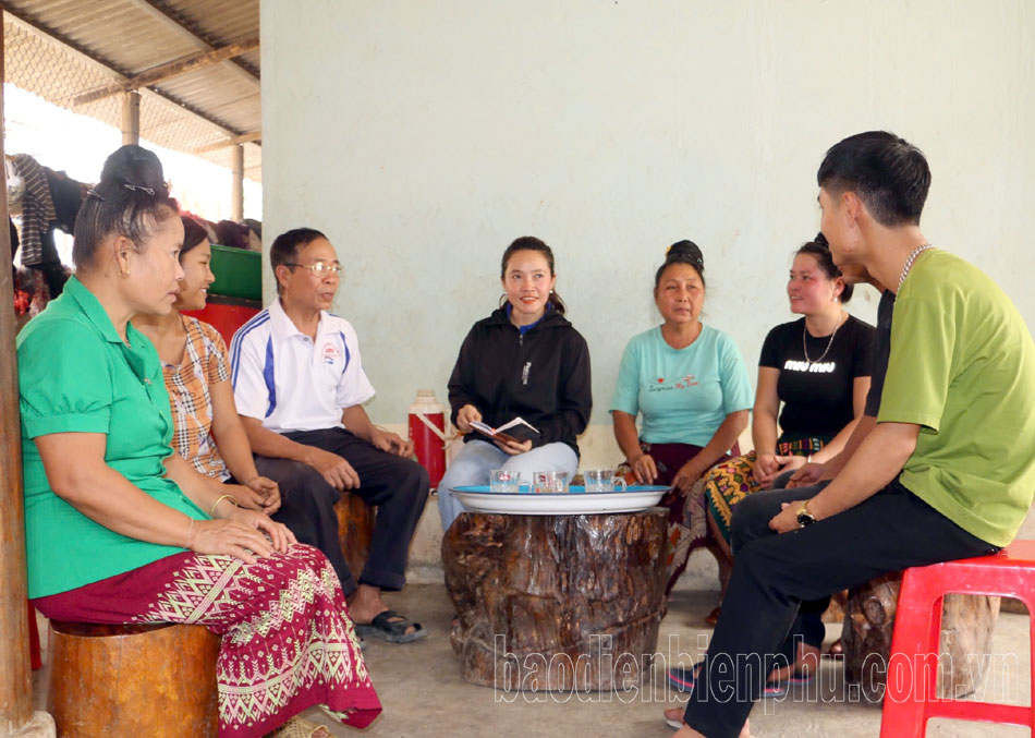 Tham gia xây dựng hệ thống chính trị cơ sở