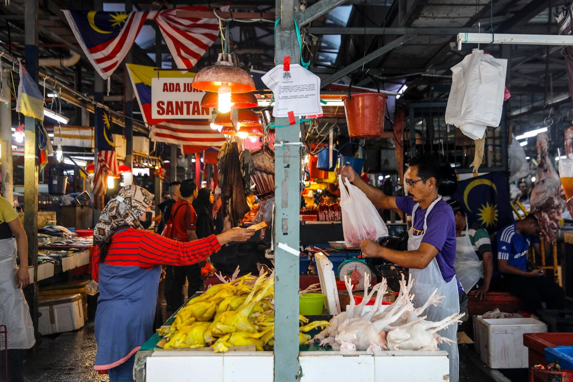 Malaysia lạc quan về nền kinh tế dù đồng ringgit tụt thấp nhất trong 26 năm