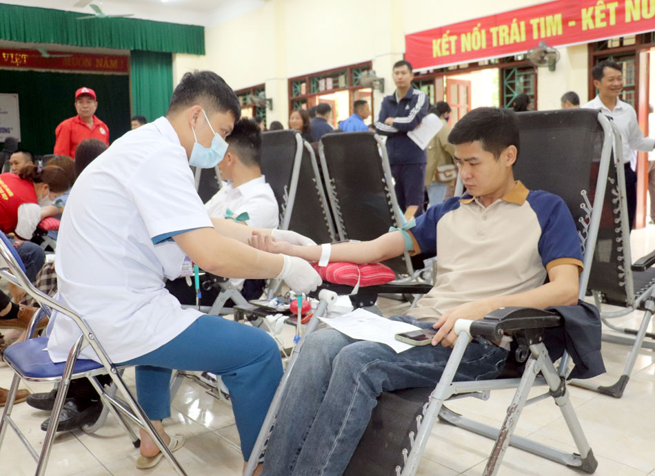 Hơn 300 người tham gia hiến máu tình nguyện