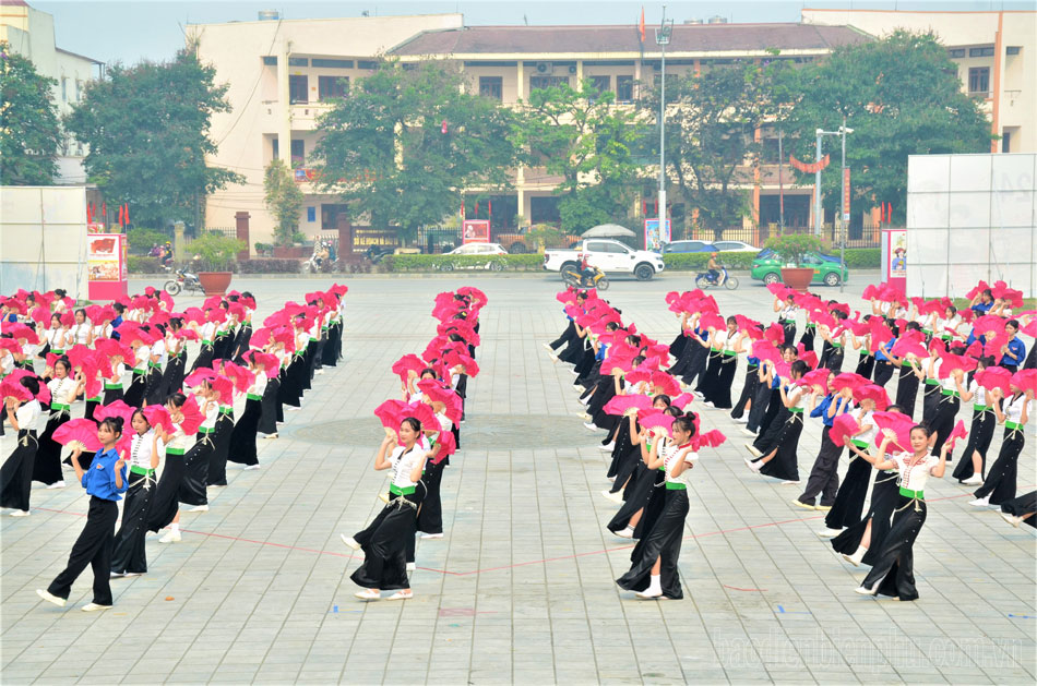 2.200 học sinh Điện Biên công diễn dân vũ, điệu nhảy đường phố