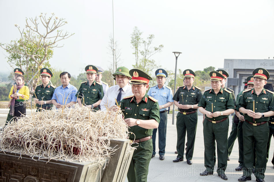 Ban Tổ chức Hội thảo Khoa học cấp Quốc gia dâng hương tưởng niệm Anh hùng liệt sĩ tại Điện Biên