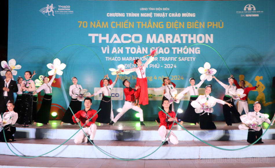 Giao lưu văn nghệ chào mừng Giải Thaco Marathon Vì an toàn giao thông - Điện Biên Phủ 2024
