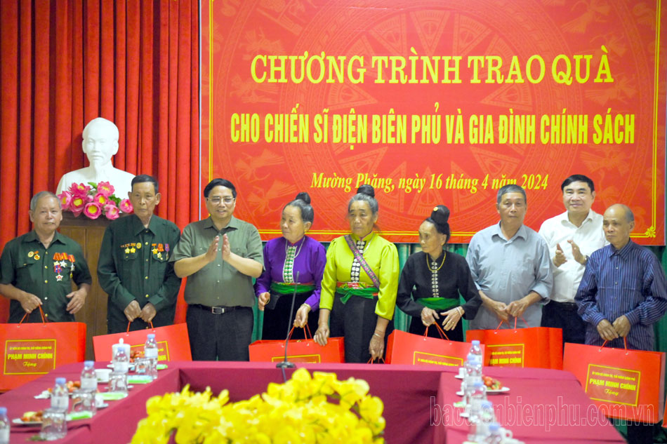 Thủ tướng Chính phủ Phạm Minh Chính thăm, tặng quà chiến sĩ Điện Biên tại Mường Phăng 