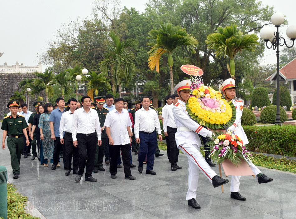 Đoàn công tác tỉnh Hải Dương tri ân các anh hùng liệt sĩ tại Điện Biên