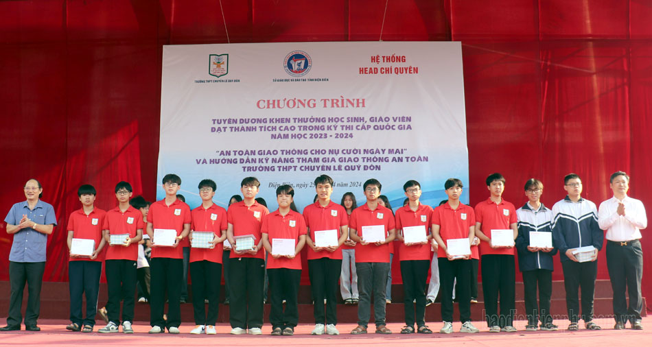 Khen thưởng giáo viên, học sinh đạt thành tích cao trong kỳ thi cấp quốc gia