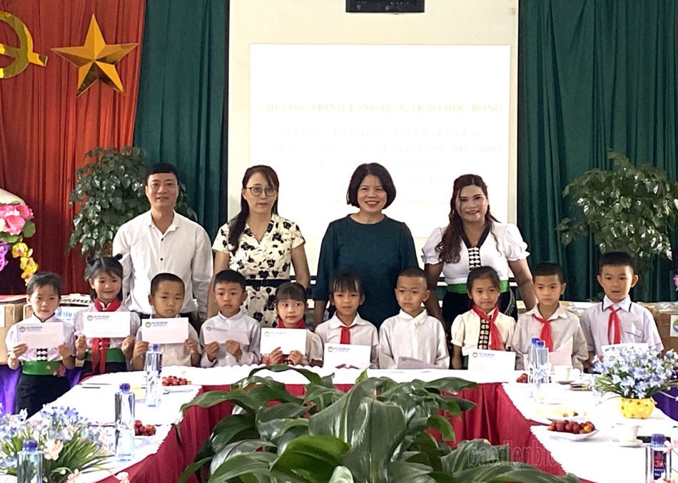 Trao quà và tặng học bổng học sinh nghèo vượt khó ở Mường Phăng